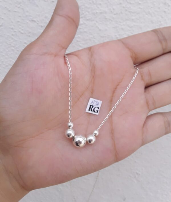 collar de bolitas