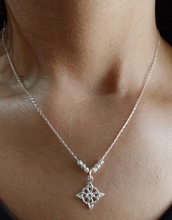 Collar Nudo de Bruja