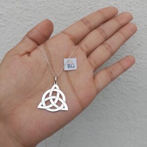 dije de triqueta en plata ley