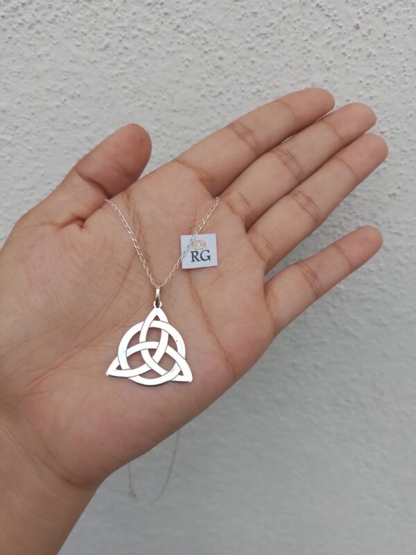 dije de triqueta en plata ley