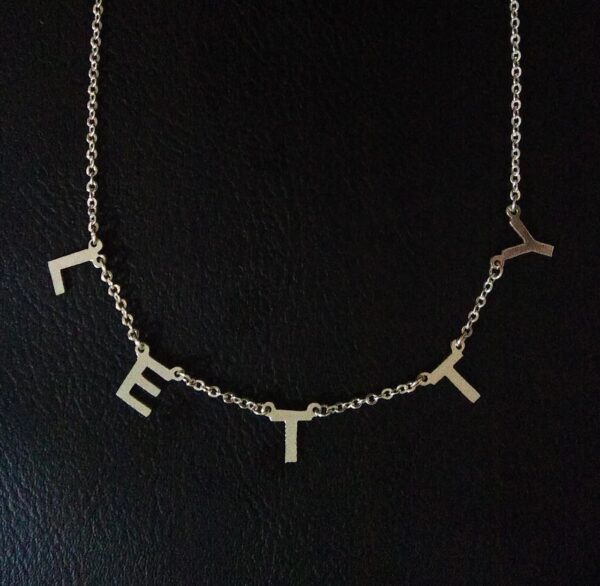 nombre de iniciales en plata ley