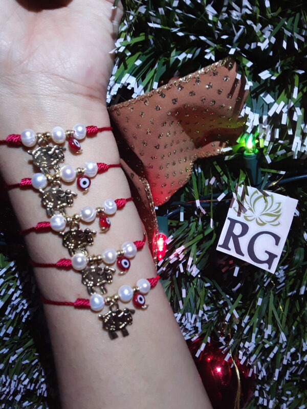 Pulsera de Borreguito en Chapa  con Hilo Rojo - Imagen 2