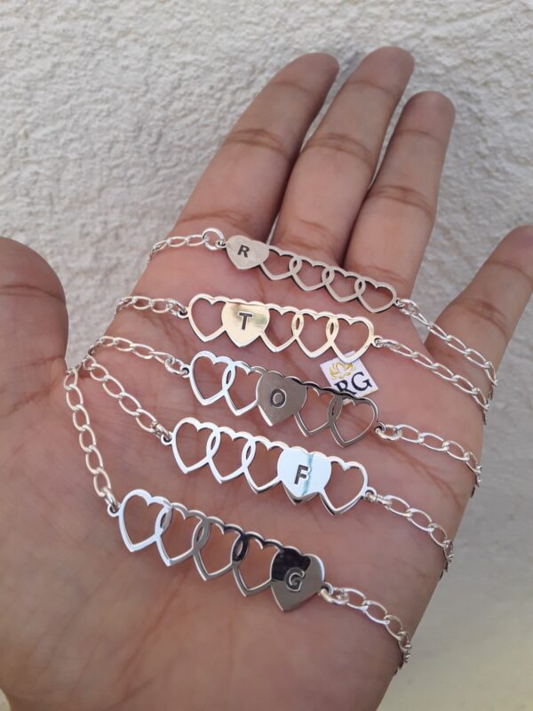 Juego de Pulseras en Corazones  con Inicial para Amigas/Familia en Plata ley