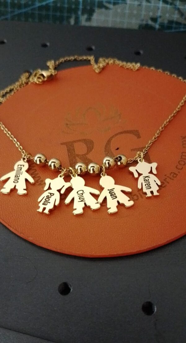 Collar de Hijos con Nombre Grabado en Acero Inoxidable Dorado - Imagen 2